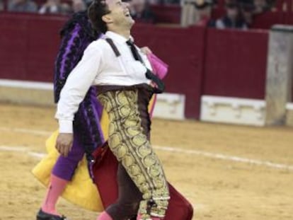 Rafaelillo se queja de dolor tras ser cogido en la faena a su segundo toro, en Zaragoza.