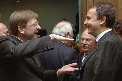 El primer ministro belga, Guy Verhofstadt, conversa con Rodríguez Zapatero antes del inicio de la cumbre.