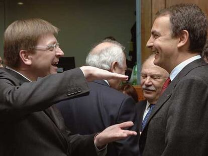 El primer ministro belga, Guy Verhofstadt, conversa con Rodríguez Zapatero antes del inicio de la cumbre.