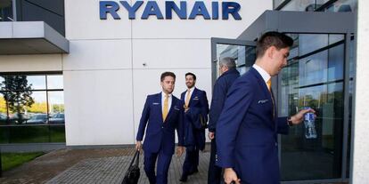 Pilotos de Ryanair en la sede de Dublín.