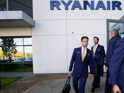 Pilotos de Ryanair en la sede de Dublín.