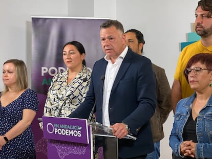 El diputado de Unidas Podemos en el Congreso Juan Antonio Delgado (en el centro), el 4 de mayo, tras ganas las primarias de la formación en Andalucía.