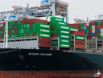 Buque con contenedores en la terminal Conley de Boston, en Estados Unidos