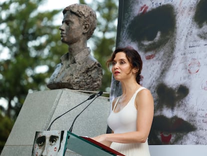 La presidenta de la Comunidad de Madrid, Isabel Díaz Ayuso, durante el homenaje al concejal del PP Miguel Ángel Blanco el jueves 11 de julio, en Madrid. EFE/ Mariscal