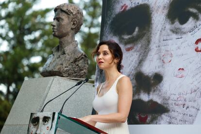 La presidenta de la Comunidad de Madrid, Isabel Díaz Ayuso, durante el homenaje al concejal del PP Miguel Ángel Blanco el jueves 11 de julio, en Madrid. EFE/ Mariscal