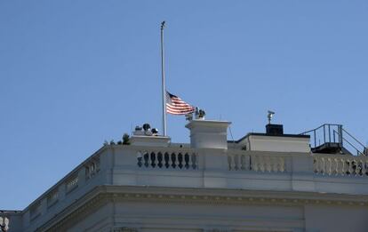 La bandera de Estados Unidos ondea a media asta en la Casa Blanca.
