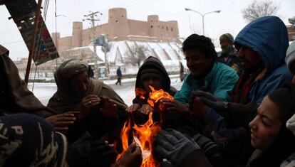 Afganos se reúnen alrededor del fuego para combatir las frías temperaturas en Herat (Afganistán).