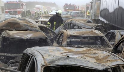 Un bombero, en el lugar del accidente en Rostock.