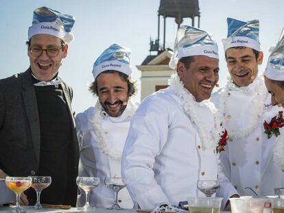 A la izquierda, el humorista Joaqu&iacute;n Reyes y los cocineros Diego Guerrero, Oriol Castro, Mateu Casa&ntilde;as y Eduard Xatruch en la presentaci&oacute;n de la Gu&iacute;a Repsol.