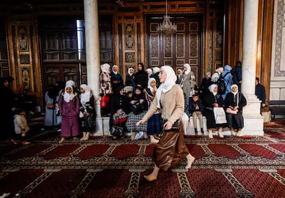 Un grupo de mujeres espera al inicio de la oración, este viernes en la mezquita de los Omeyas de Damasco.