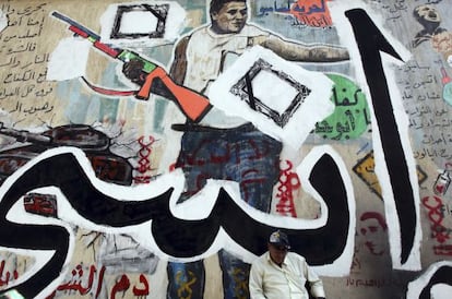 Grafitis electorales en Egipto, donde el partido de los Hermanos Musulmanes aspira a la presidencia.