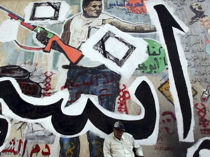 Grafitis electorales en Egipto, donde el partido de los Hermanos Musulmanes aspira a la presidencia.