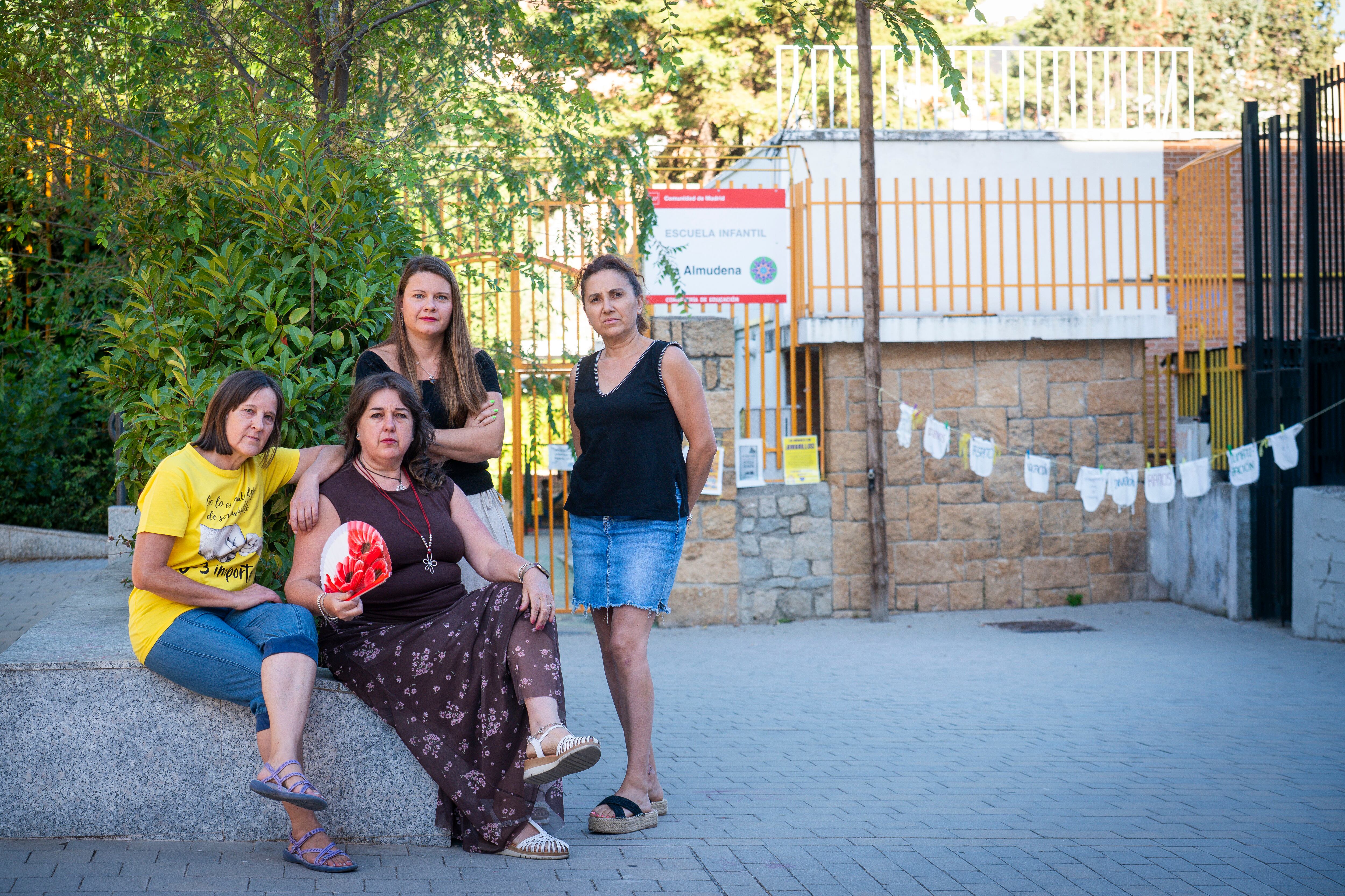De izquierda a derecha: Paloma de la Torre, Feli, Laura García-Andrade y Esther Sánchez, trabajadoras de la Escuela Infantil La Almudena, el pasado viernes en Madrid.