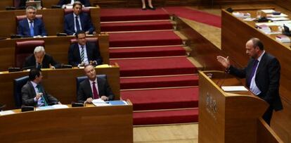 El portavoz socialista en funciones, Rafael Rubio, se dirige al presidente Fabra durante la sesión de control de las Cortes.