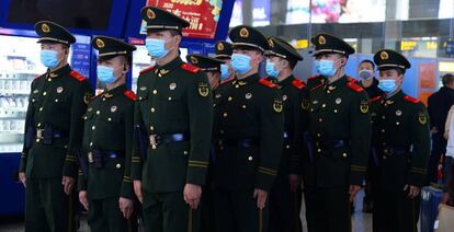 Policías paramilitares en la estación de tren Shanghai Hongqiao (China), una de las principales de la ciudad china.