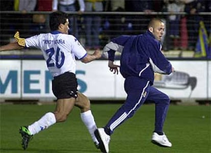 La violencia no siempre se genera en las gradas. En ocasiones son los propios futbolistas quienes no se preocupan de dar ejemplo. Tras consumarse el último descenso del Zaragoza a Segunda División, el <i>Toro</i> Acuña agredió a patadas a un aficionado que había saltado tras el partido al césped del campo del Villarreal