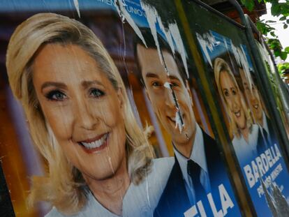 Paris (France), 29/06/2024.- Legislative election posters on billboards, including French member of parliament and previous candidate for French presidential election Marine Le Pen (L) and Leader of the French extreme right party Rassemblement National (RN, National Front) Jordan Bardella (2-L), outside of polling station in Malakoff, near Paris, France, 29 June 2024. The upcoming snap legislative election in France takes place on 30 June and 07 July. (Elecciones, Francia, Jordania) EFE/EPA/Mohammed Badra
