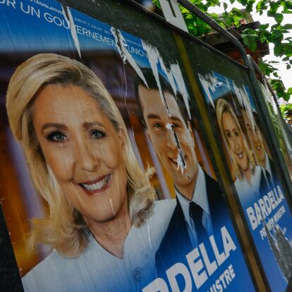 Paris (France), 29/06/2024.- Legislative election posters on billboards, including French member of parliament and previous candidate for French presidential election Marine Le Pen (L) and Leader of the French extreme right party Rassemblement National (RN, National Front) Jordan Bardella (2-L), outside of polling station in Malakoff, near Paris, France, 29 June 2024. The upcoming snap legislative election in France takes place on 30 June and 07 July. (Elecciones, Francia, Jordania) EFE/EPA/Mohammed Badra
