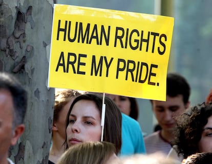 Una chica sostiene una pancarta donde se lee "Human rights are my pride", "Los derechos humanos son su orgullo".