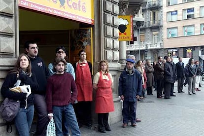 Millones de personas han recordado en concentraciones silenciosas celebradas a mediodía en todas las
ciudades españolas la tragedia en Madrid. En la imagen, ciudadanos guardan cinco minutos de silencio en Barcelona.