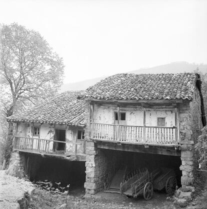 Bárcena Mayor (Cantabria) en 1972. Flores publicó su trabajo en 1973. Fue una obra enciclopédica en cinco volúmenes que edito Aguilar.