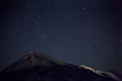 La cima del Teide, el lugar m&aacute;s alto de Espa&ntilde;a, en una noche estrellada.
 