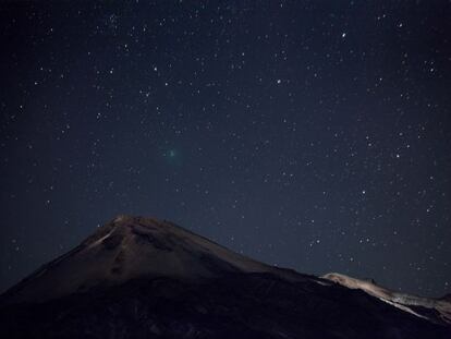 La cima del Teide, el lugar m&aacute;s alto de Espa&ntilde;a, en una noche estrellada.
 