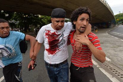 Manifestantes e policiais ficaram feridos após confusão no centro de São Paulo.