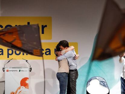 Mónica Oltra e Íñigo Errejón se abrazan durante un mitin.