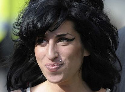 Una olla en la que calentaba agua para hacer pasta le jugó una mala pasada a Amy Winehouse el fin de semana. La cantante preparaba cena para unos amigos que la acompañan en la isla caribeña de Santa Lucía, donde se recupera de saber que su ex marido será padre con otra mujer, y el agua hirviendo volcó sobre su muslo, produciéndole dolorosas quemaduras. Y aunque los testigos de su accidente aseguran que la cantante se retorcía del dolor cuando sucedió, el portavoz de la artista insiste en que las heridas no son tan graves.