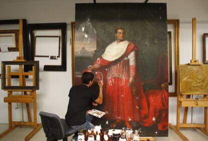Un miembro del equipo de conservación del Museo de Bellas Artes de Bilbao restaura la obra Retrato del cardenal Francisco Javier Gardoqui (1816), de José de Madrazo.