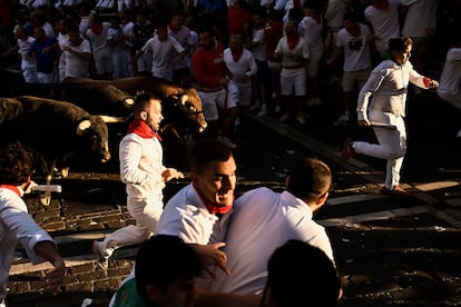 Una de las carreras del séptimo encierro de los Sanfermines este domingo. 