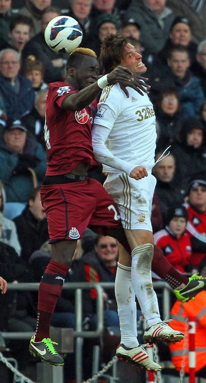 Michu salta con el jugador del Newcastle Tiote.