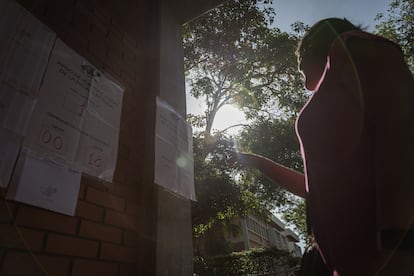  Una persona ubica su mesa electoral en un centro de votación este domingo, en Maracaibo (Venezuela). 