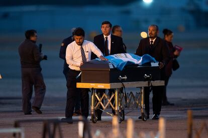 En Guatemala, 17 caravanas fúnebres partieron la noche del martes desde una base de la Fuerza Aérea hasta los hogares que originalmente habían abandonado los jóvenes que buscaban llegar a Estados Unidos y murieron bajo la custodia de las autoridades mexicanas. En la imagen, un trabajador del aeropuerto La Aurora de Ciudad de Guatemala traslada uno de los féretros con los cuerpos repatriados. 