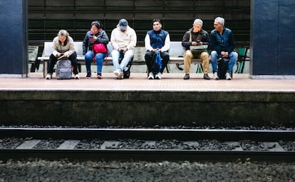 Un grupo de viajeros espera su tren de Rodalies en la estación de Fabra i Puig en Barcelona.