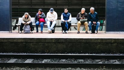 Un grupo de viajeros espera su tren de Rodalies en la estación de Fabra i Puig en Barcelona.