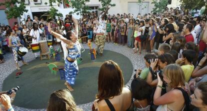 Batucada por las calles de Benicàssim con motivo del inicio del festival Rototom.