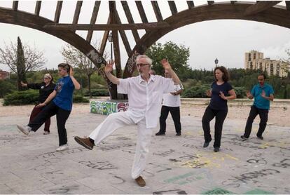 Juanjo Talavera, de 53 años y Marcelino Blázquez de 76 años, se conocieron en el Centro Tao Lin y pertenecen al mismo grupo de Tai Chi. En la imagen, practican esta disciplina en el parque de las Cruces.