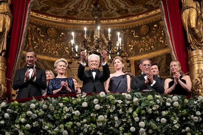 El presidente de la República de Italia, Sergio Mattarella, junto la presidenta de la Comision Europea, Ursula von der Leyen, y la primera ministra, Giorgia Melonil.