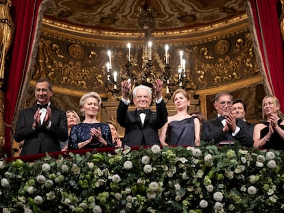 El presidente de la República de Italia, Sergio Mattarella, junto la presidenta de la Comision Europea, Ursula von der Leyen, y la primera ministra, Giorgia Melonil.