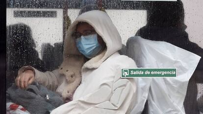 Pacientes del hospital Gregorio Marañón de Madrid son trasladados este martes a Ifema en un autobús municipal.