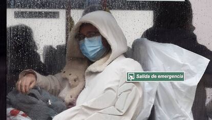 Pacientes del hospital Gregorio Mara?n de Madrid son trasladados este martes a Ifema en un autobs municipal.