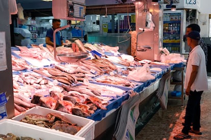 Un puesto de pescado en un mercado de Madrid.