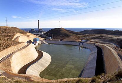 Balsa de impulsión de la desaladora de Carboneras. Al fondo, la central térmica de Endesa.