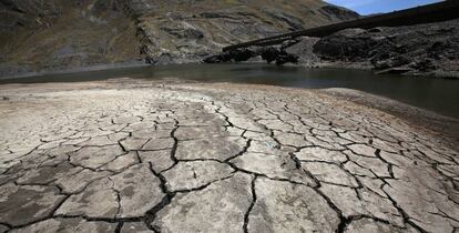 Efectos de la sequía en la represa de Hampaturi en La Paz (Bolivia), lo que ha provocado racionamientos de agua para alrededor de 340.000 bolivianos.