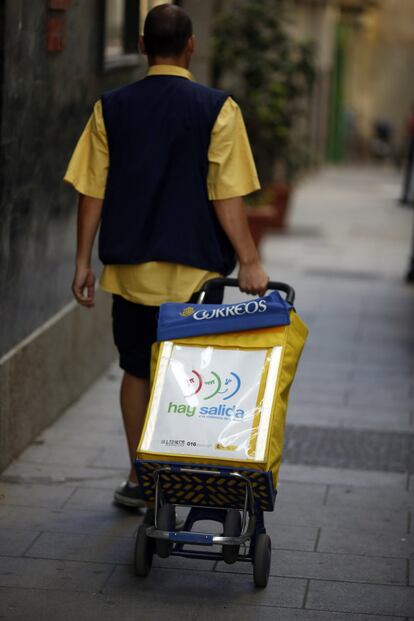 Un cartero reparte el correo por las calles del centro de Madrid.