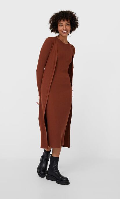 Un vestido con chaqueta larga falsa incorporada que está llamado a convertirse en uno de tus básicos imprescindibles. Es de Stradivarius y cuesta 25,99 euros.