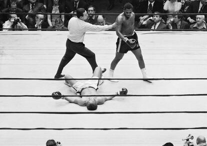 Frazier tumba a Jimmy Ellis en un combate en 1970.