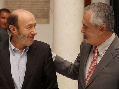 Alfredo Pérez Rubalcaba y José Antonio Griñán, esta tarde en la sede del PSOE de Andalucía.